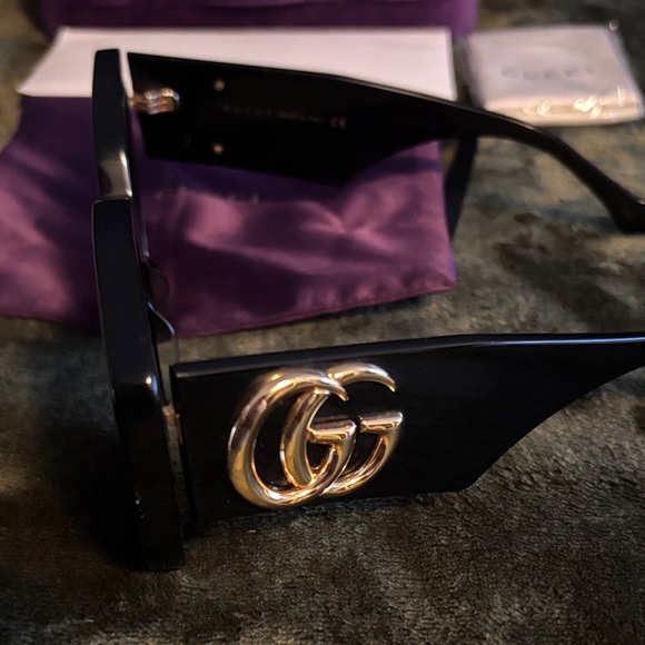Gucci Black Sunglasses with Gold GG Logo - Picture 1 of 9